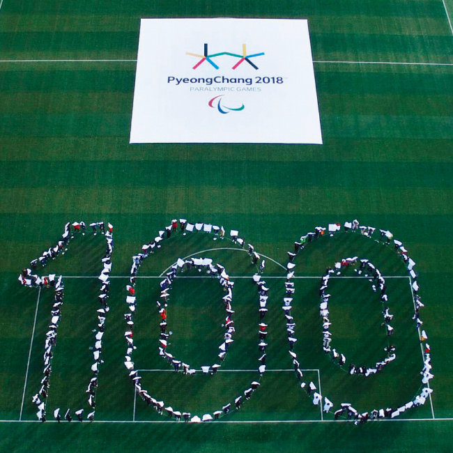 11월 29일 경기 이천훈련원에서 열린 2018 평창동계패럴림픽 ‘G-100 페스티벌’에서 참가자 약 300명이 숫자 ‘100’을 만드는 퍼포먼스를 선보이고 있다.[사진제공·2018 평창동계올림픽 및 패럴림픽 조직위원회]