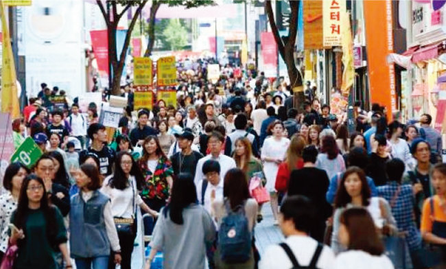 2015년 중국 국경절 때 서울 명동 거리를 가득 메운 유커들.[동아DB]