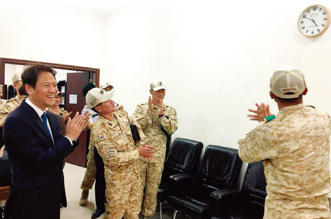 문재인 대통령 특사 자격으로 중동을 방문한 임종석 대통령 비서실장(왼쪽)이 12월 10일(현지시각) 아랍에미리트(UAE) 아크부대에 대통령 서명이 들어간 벽시계를 선물했다. [사진 제공 · 청와대]
