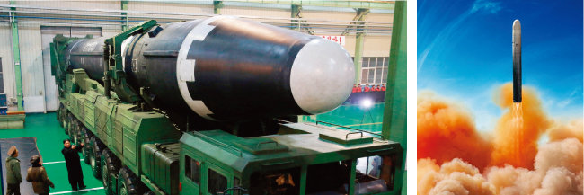 김정은 북한 국무위원회 위원장이 바퀴 18개의 9축 이동식 발사차량에 탑재된 화성-15형을 바라보고 있다.(왼쪽) 옛 소련의 대륙간탄도미사일(ICBM)인 SS-19 발사 모습. [KCNA, 위키피디아]