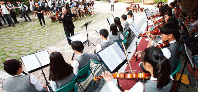 올해 9월 19일 부산 장산중 오케스트라 단원들이 연 ‘등굣길 콘서트’. 학생들의 정서를 함양해 학교 폭력을 예방하겠다는 뜻을 담아 연주회를 열었다. [동아DB]