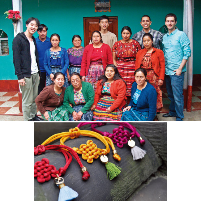 고귀현 크래프트 링크 대표(왼쪽)와 ‘착한 팔찌’를 만드는 남미 여성들. 크래프트 링크가 새로 선보인 ‘코리아 컬렉션’ 제품들(위부터). [사진 제공 · 크래프트 링크]