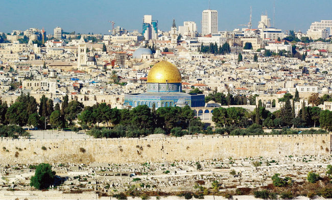 예루살렘의 모습으로 노란색 돔은 무함마드가 승천했다는 알아크사 사원의 바위돔 모스크. [위키미디아]