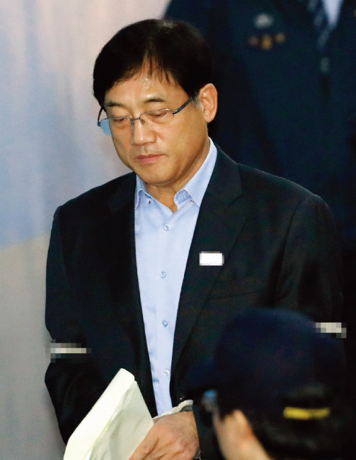 뇌물수수 혐의로 검찰에 출두한 구은수 전 서울지방경찰청장. [뉴스1]