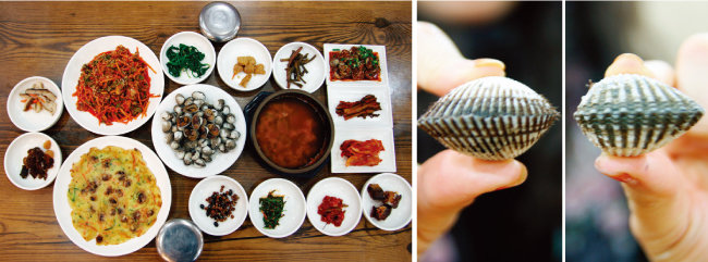 전남 보성군 벌교에 가면 맛볼 수 있는 꼬막 요리 한 상. 새꼬막과 참꼬막(왼쪽부터).