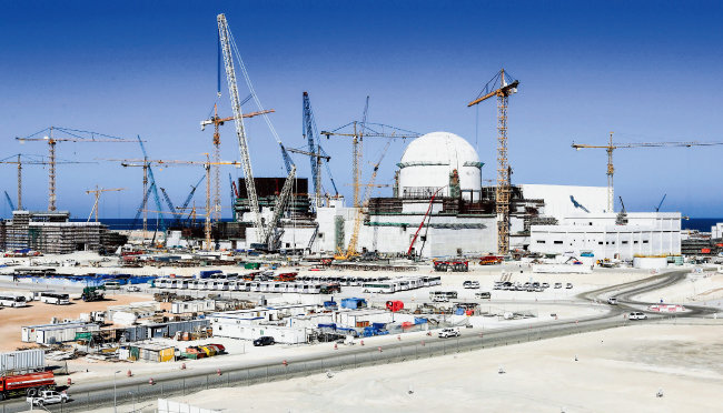 한국이 처음으로 해외에 수출한 원자력발전소인 아랍에미리트(UAE) 바라카 원전 전경. [동아DB]