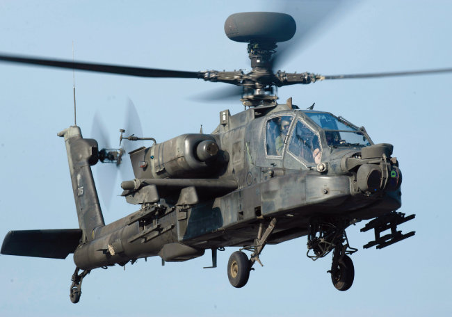 미국 ‘뉴욕타임스’는 최근 ‘미군이 대북전쟁 준비를 위해 조용히 훈련하고 있다’고 보도했다. 사진은 이 훈련에 주력으로 참가한 아파치 헬기. [YTN]