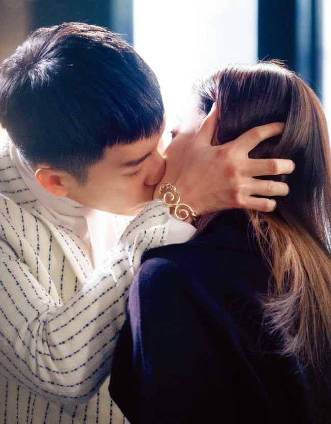 tvN 주말드라마 ‘화유기’에서 삼장(오연서 분)과 키스하는 손오공(이승기 분)이 찬 팔찌가 ‘금강고’다. [사진 제공 · 화유기]