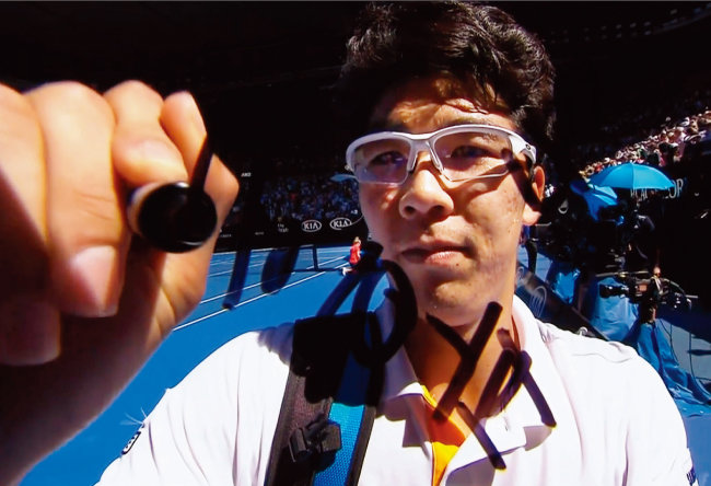 정현은 1월 24일 호주오픈 8강전에서 테니스 샌드그렌을 꺾고 중계 카메라 렌즈에 ‘충 온 파이어’(chung on fire · 불붙은 정현)라는 문구를 썼다. ‘chung(충)’은 정현의 성 정을 외국에서 부르는 발음. [JTBC캡처]
