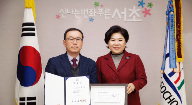 조은희 서울 서초구청장은  2014년부터 사무관, 서기관 승진자에게 ‘청렴패’를 수여하고 있다. [사진 제공 · 서초구청]