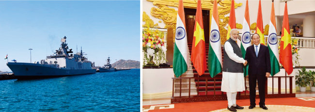 인도 해군 함정들이 베트남 깜라인만에 기항하고 있다. 모디 인도 총리가 베트남 호찌민을 방문해 응우옌쑤언푹 베트남 총리와 악수하고 있다(왼쪽부터). [VON, 인도 총리실 웹 사이트]