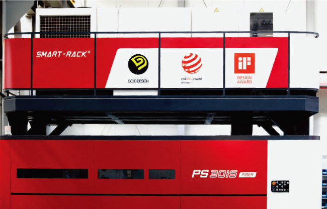 국내외에서 수상한 디자인상 로고가 표시된 HK 레이저공작기계.
