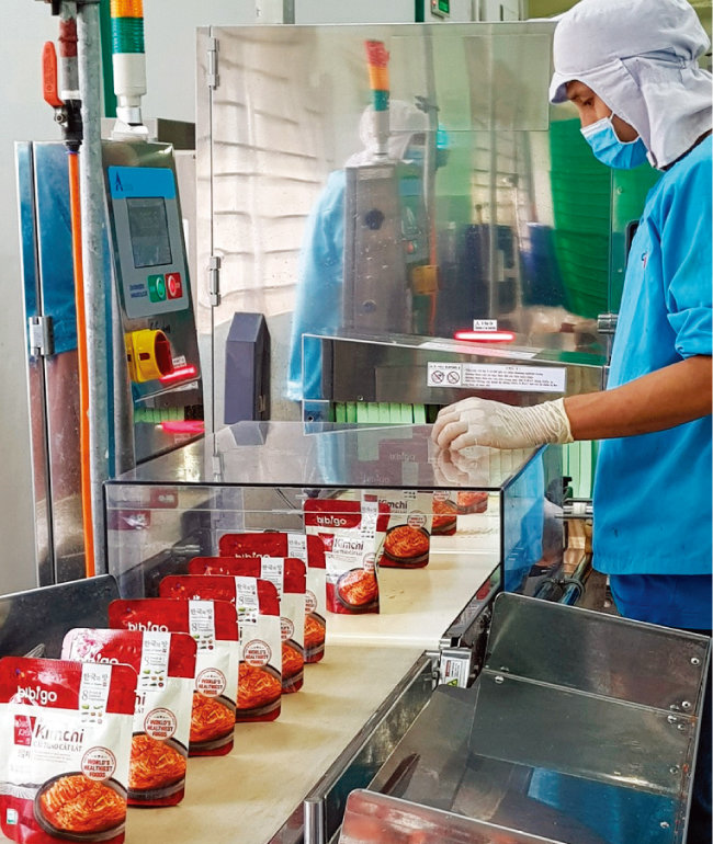 ‘CJ Foods Vietnam’에서 생산하는 비비고 김치. [사진 제공·CJ그룹]