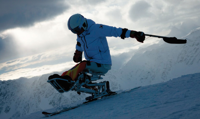 설상 종목(알파인 스키)에서 한국 최초로 메달을 딴 한상민이 좌식스키를 탄 채 설원을 질주하고 있다. [사진 제공 · 대한장애인체육회]