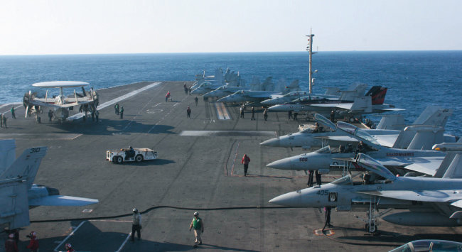 미국 항공모함 3척이 참가한 동해상 한미연합훈련 사흘째인 지난해 10월 13일 로널드 레이건호(CVN 76) 갑판에서 해군들과 비행기들이 훈련하고 있는 모습. [뉴시스]