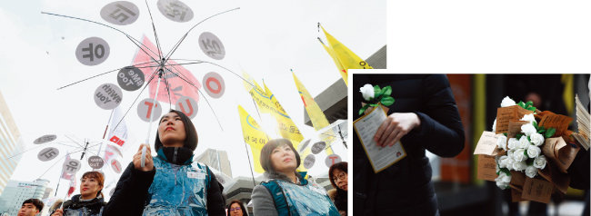 3월 8일 오후 서울 종로구 광화문광장에서 전국민주노동조합총연맹 소속 노동자들이 3·8 세계 여성의 날 전국여성노동자대회를 마친 후 행진을 준비하고 있다(왼쪽). 세계 여성의 날인 3월 8일 오전 광화문광장 인근에서 한국여성의전화 관계자들이 성폭력 저항운동에 대한 연대와 지지를 상징하는 하얀 장미를 시민들에게 나눠주고 있다. [뉴시스]