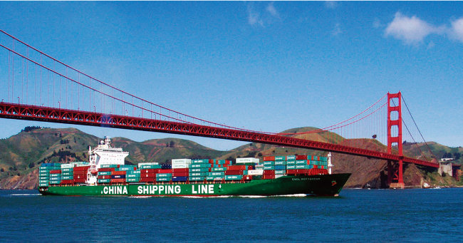 중국 컨테이너선이 수출품을 싣고 미국 샌프란시스코 금문교를 지나고 있다. [위키피디아]