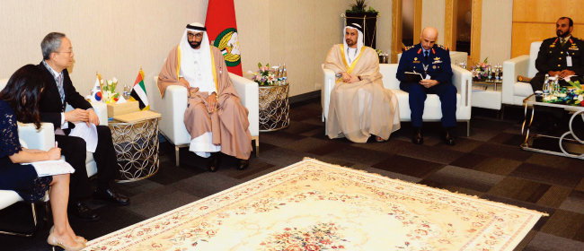 백운규 산업통상자원부 장관(왼쪽에서 두 번째)이 2월 25일(현지시각) 알 보와르디 UAE 국방특임장관과 면담하고 있다. [뉴시스]