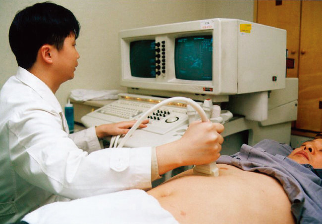 한 의사가 상복부 초음파 검사를 하는 모습. [동아일보]