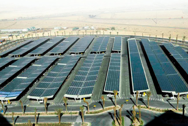 세계 최대 석유기업인 사우디아라비아 아람코의 주차장에 설치된 태양광 패널. [아람코]