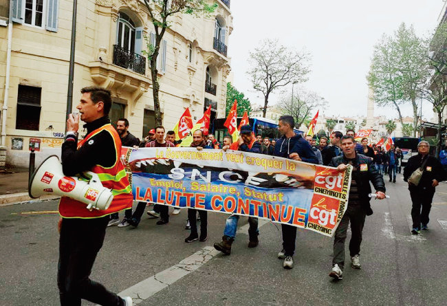 프랑스철도공사(SNCF) 소속 노조원들이 철도개혁 반대 시위를 벌이고 있다. [프랑스 노동총연맹(CGT) 페이스북]