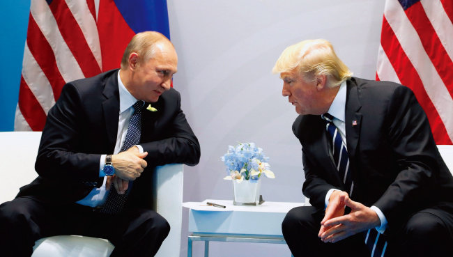 도널드 트럼프 미국 대통령(오른쪽)과 블라디미르 푸틴 러시아 대통령이 지난해 G20 정상회의에서 회담하는 모습. [러시아 크렘린궁 온라인 사이트]