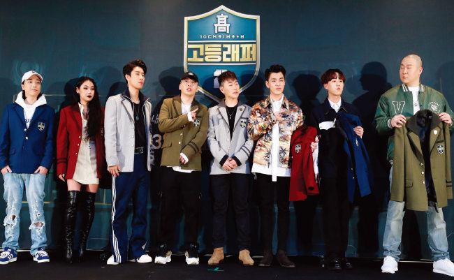 2월 23일 서울 마포구 상암동 CJ E&M센터 탤런트 스튜디오에서 열린 제작발표회에 참석한 ‘고등래퍼2’ 멘토들과 MC 넉살(맨 왼쪽). [뉴시스]