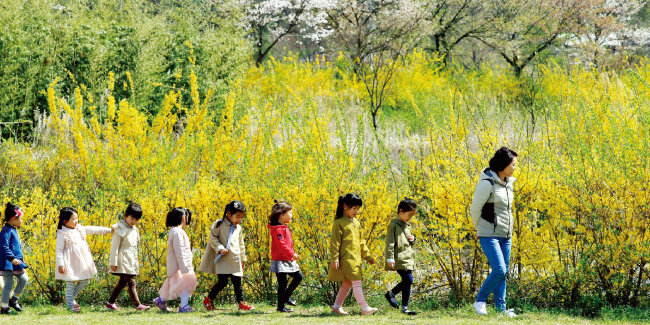 전남 담양군의 한 유치원생들이 야외체험 학습을 나가 즐거워하고 있다. [동아DB]