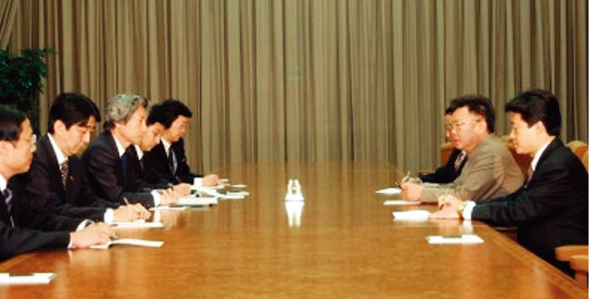 2002년 9월 당시 고이즈미 준이치로 일본 총리와 아베 신조 관방장관 등이 김정일 북한 국방위원장(오른쪽 가운데)과 북·일 정상회담을 하고 있다. [사진 제공·일본 총리실]