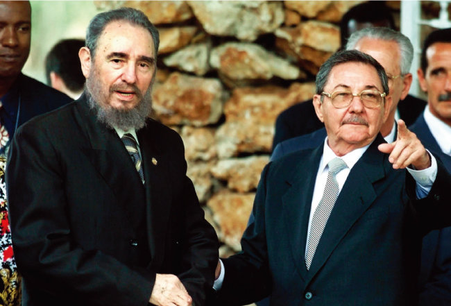 2000년 4월 쿠바 아바나에서 열린 77그룹 정상회담에 나란히 참석한 피델(왼쪽)과 라울 카스트로 형제. [뉴시스]