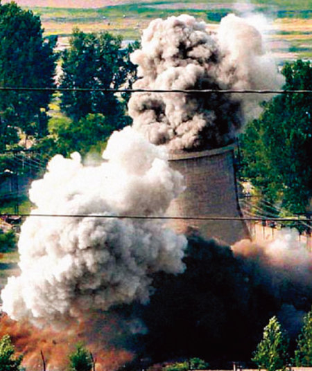 북한은 2008년 평안북도 영변의 5MW 규모 원자로 냉각탑을 폭파했다. [동아DB]
