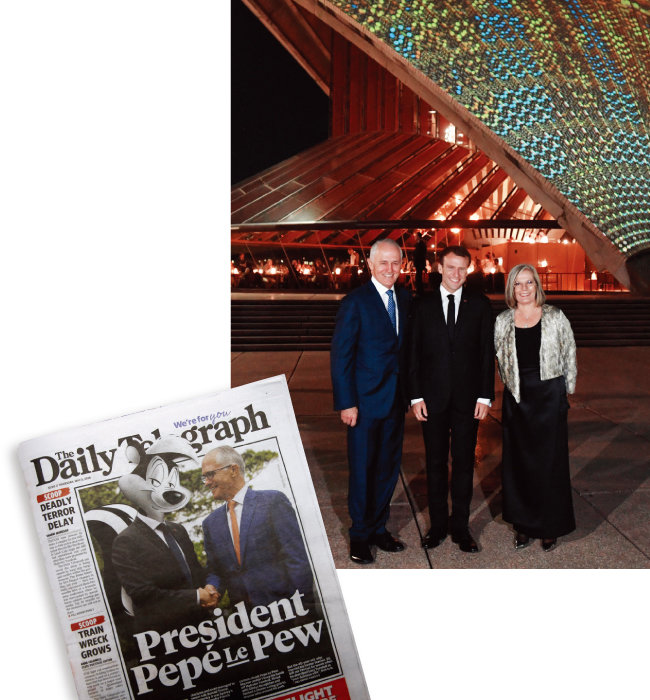 5월 1일 호주 시드니 오페라하우스를 찾은 에마뉘엘 마크롱 프랑스 대통령(가운데)과 맬컴 턴불 호주 총리 부부. 왼쪽 사진은 마크롱 대통령 얼굴을 ‘페페 르 퓨’와 합성한 5월 3일자 시드니 ‘데일리 텔레그래프지’. [AP=뉴시스]