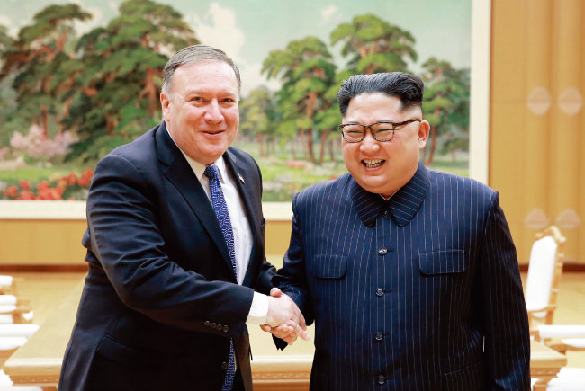 5월 10일 북한을 방문한 마이크 폼페이오 미국 국무장관(왼쪽)이 김정은 국무위원회 위원장을 만나 악수하고 있다. [신화=뉴시스]