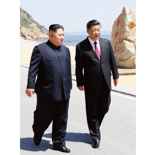 5월 8일 중국 다롄 방추이다오 해변을 걷고 있는 시진핑 중국 국가주석(오른쪽)과 김정은 북한 국무위원회 위원장. [AP=뉴시스]