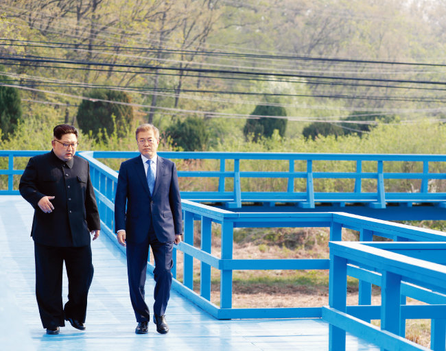 4월 27일 판문점 도보다리에서 대화하는 문재인 대통령(오른쪽)과  김정은 북한 국무위원회 위원장. [뉴스1]