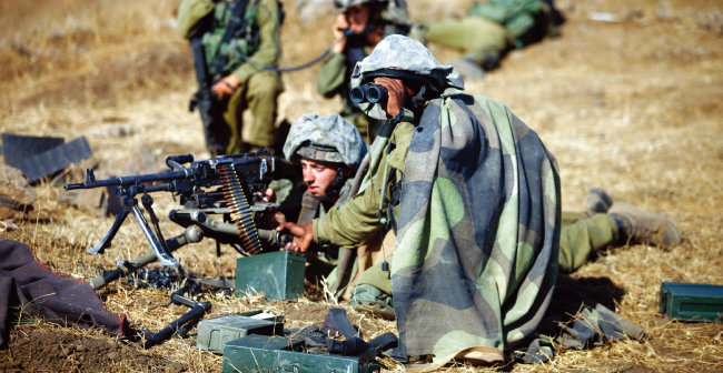 이스라엘군 병사들이 골란고원에서 기관총을 설치한 채 경계근무를 서고 있다. [IDF]