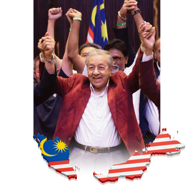 5월 9일 말레이시아 총선에서 승리한 마하티르 모하메드 총리가 지지자들과 함게 환호하고 있다. [AP=뉴시스]