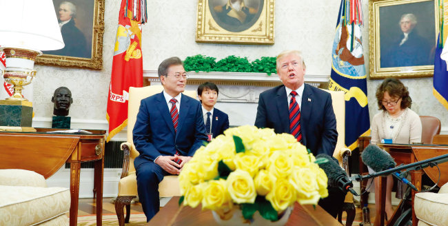 5월 22일 태극기가 없는 곳에서 열린 한미정상회담. 도널드 트럼프 미국 대통령은 문재인 대통령이 한국어로 답변한 것을 “전에 들었던 말이니 통역을 들을 필요가 없다”고 말해 외교결례 논란이 일었다. [동아DB]