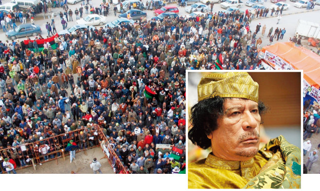 리비아 국민이 반카다피 시위를 하고 있다(위). 무아마르 알 카다피 전 리비아 국가원수. 