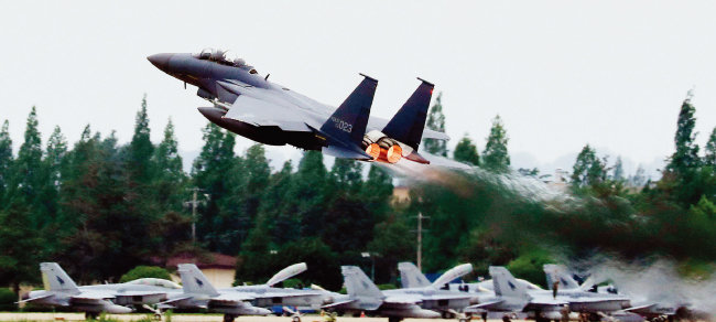 5월 16일 광주 공군 제1전투비행단 활주로에서 한미 공군 연합공중훈련인 ‘맥스선더’에 참가한 F-15 전투기가 이륙하고 있다. 미국은 올해 최강의 스텔스 전투기인 F-22 랩터 8대를 보냈다. [동아DB]