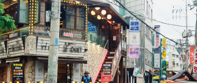 서울 노량진 골목 입구. 큰 음식점부터 노래방, 카페 등 여느 번화가와 다를 바 없는 분위기다. [박세준 기자]
