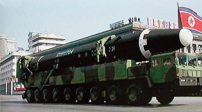 미국에 도달하는 대륙간탄도미사일(ICBM)급으로 평가받은 북한 화성-15형. [뉴시스]