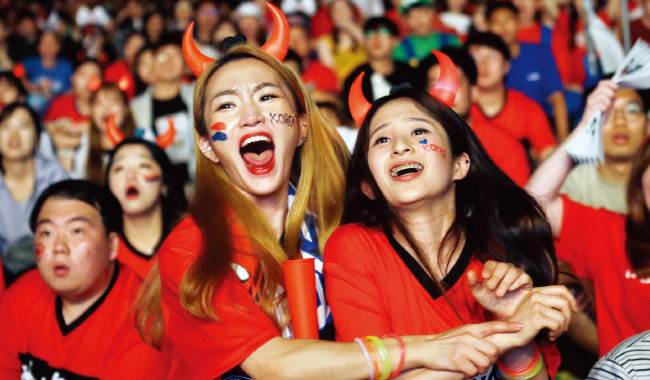 서울 광화문 거리응원에 나선 사람들이 한국 대표팀의 첫 골에 환호하고 있다. [뉴시스]