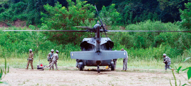 경기 파주시 접경지역에서 한미 을지프리덤가디언(UFG) 연습에 참가한 미군 블랙호크 헬기가 이륙하고 있다. [뉴시스]