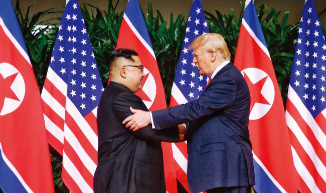 도널드 트럼프 미국 대통령(오른쪽)과 김정은 북한 국무위원장이 6월 12일 오전 북 · 미 정상회담이 열린 싱가포르 센토사섬 카펠라호텔에서 만나 악수를 나누고 있다. [뉴스1]