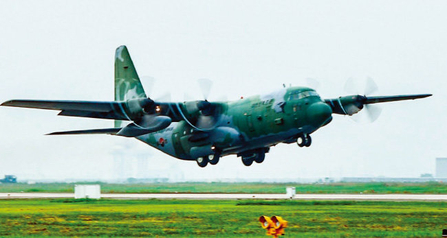 7월 3일 남북 통일농구경기 참가단을 태우고 평양 순안비행장에 착륙한 공군 C-130H 수송기. 미국과 유엔 안전보장이사회의 대북제재를 피하고자 정부는 공군기로 방북단을 보내고 있다. [동아DB]