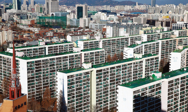 재건축 중단으로 매매가가 급격히 떨어진 서울 강남 대치동 은마아파트 전경. [동아DB]