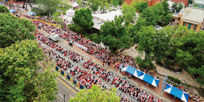 6월 9일 서울 종로구 혜화역 일대에서 열린 ‘불법촬영 편파수사 2차 규탄시위’에 모인 사람들.