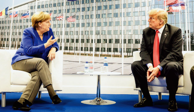 도널드 트럼프 미국 대통령(오른쪽)과 앙겔라 메르켈 독일 총리가 NATO 정상회의 중 별도로 회담하고 있다. [독일총리실]