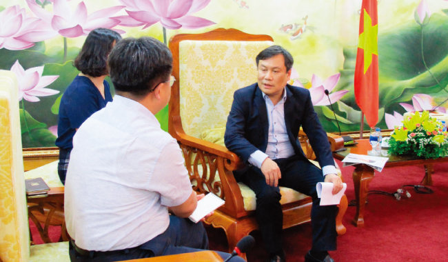 기자와 인터뷰하고 있는 부 다이 탕 베트남 기획투자부 차관(오른쪽).